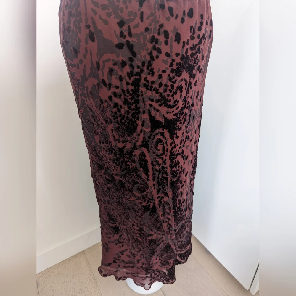 Vintage '90s Abstract Maroon/Burgundy Burn Out Velvet Skirt; Size S - Picture 4 of 9